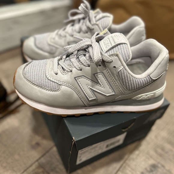 WMNS NEW BALANCE
574 LIFESTYLE METALLIC LEATHER SNEAKERS WOMAN GREY - Picture 12 of 14